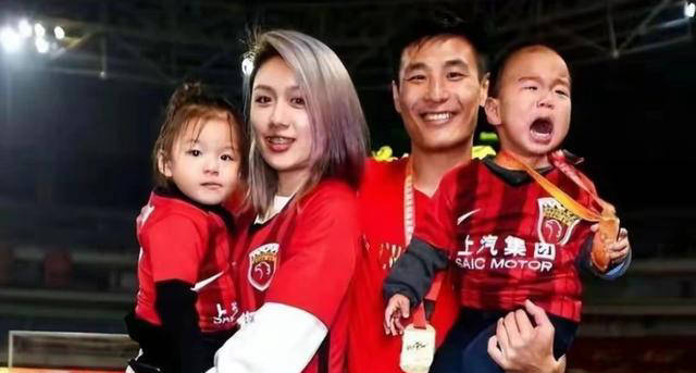 国足赛后中场拍摄全家福，王大雷居C位，全员面带微笑的简单介绍