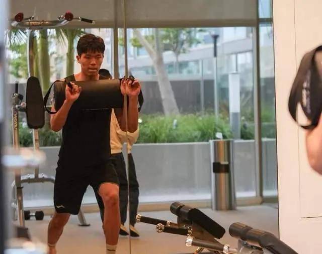 主动揽责!杨瀚森反思输球:第一次背靠背腿不听使唤了(篮球杨瀚森)