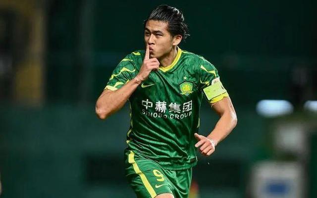 东亚杯-张玉宁失单刀国足0-2不敌日本遭两连败(张玉宁国足进球集锦)