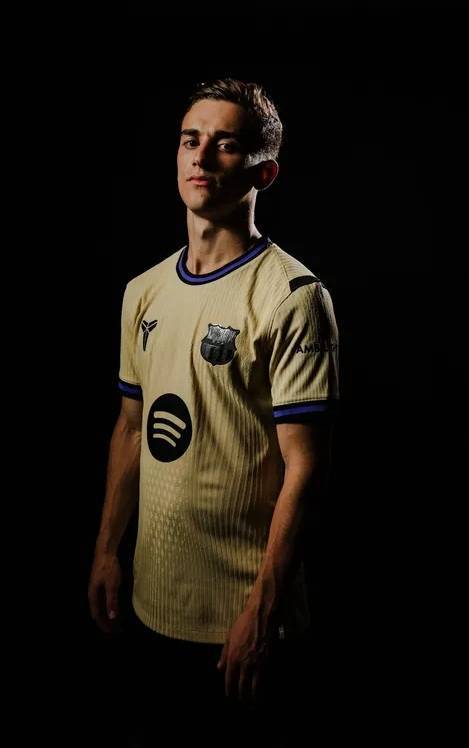 ⚽跨界联动！巴萨发布与科比联名的新赛季客场球衣！的简单介绍